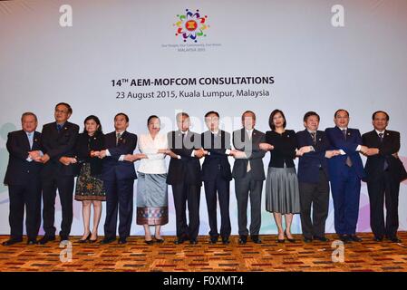 Kuala Lumpur, Malaisie. Août 23, 2015. Le ministre chinois du Commerce Gao Hucheng (6e R) pose pour une photo de groupe avec ses homologues de l'ASEAN à Kuala Lumpur, Malaisie, le 23 août 2015. La Chine-ASEAN (101) réunion des ministres du commerce qui a eu lieu à Kuala Lumpur le dimanche. © Chong Chung Voon/Xinhua/Alamy Live News Banque D'Images