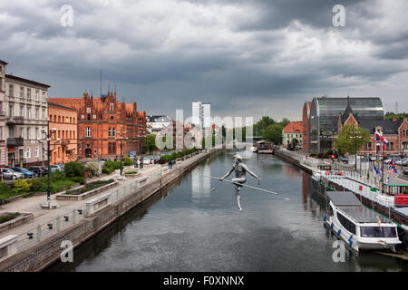 Ville de Bydgoszcz le long de la rivière Brda en Pologne. Banque D'Images