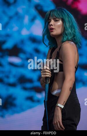 Wantagh, NY, USA. Août 22, 2015. Halsey sur scène pour Billboard Hot 100 Music Festival - SAM, Nikon at Jones Beach Theater, Wantagh, NY 22 août 2015. Crédit : Steven Ferdman/Everett Collection/Alamy Live News Banque D'Images