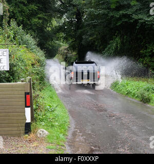 Titley, Herefordshire. 23 août, 2015. Météo France dimanche 23 août 2015 - L'été la pluie torrentielle en milieu de matinée à 10h30 provoquant des inondations sur certaines routes de campagne en milieu rural. Banque D'Images