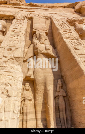 Une vue verticale d'une sculpture d'Hathor du temple de Néfertari. Abu Simbel, Nubie, Egypte Banque D'Images