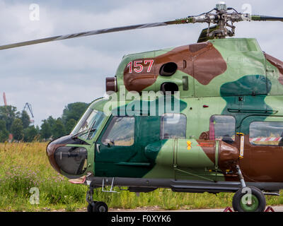 Un hélicoptère militaire, à l'exhibition à Riga, Lettonie Banque D'Images