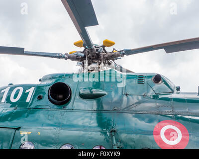 Un hélicoptère militaire, à l'exhibition à Riga, Lettonie Banque D'Images