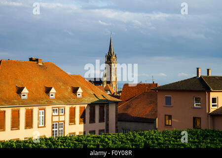 Beau Soleil colorés au village alsacien Dambach-la-Ville. Vue panoramique. France Banque D'Images