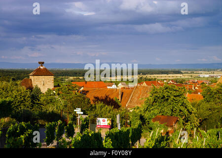 Beau Soleil colorés au village alsacien Dambach-la-Ville. Vue panoramique. France Banque D'Images