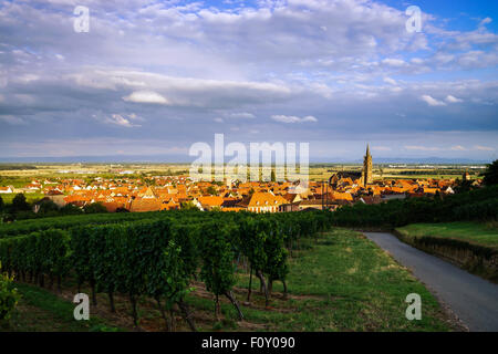 Beau Soleil colorés au village alsacien Dambach-la-Ville. Vue panoramique. France Banque D'Images
