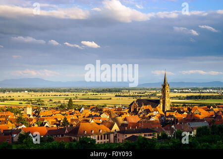 Beau Soleil colorés au village alsacien Dambach-la-Ville. Vue panoramique. France Banque D'Images