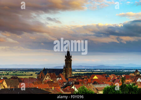 Beau Soleil colorés au village alsacien Dambach-la-Ville. Vue panoramique. France Banque D'Images