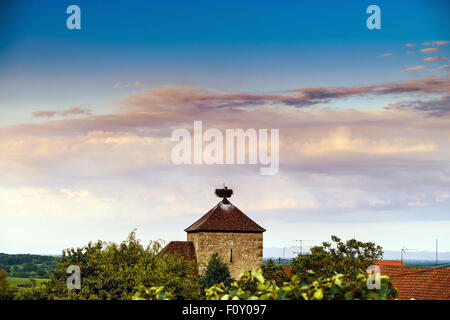 Beau Soleil colorés au village alsacien Dambach-la-Ville. Vue panoramique. France Banque D'Images