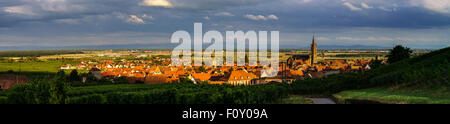 Beau Soleil colorés au village alsacien Dambach-la-Ville. Vue panoramique. France Banque D'Images