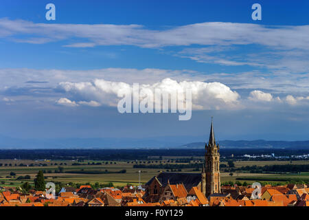 Beau Soleil colorés au village alsacien Dambach-la-Ville. Vue panoramique. France Banque D'Images