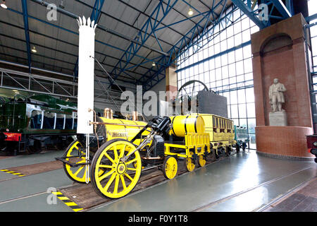 Une réplique de George Stephenson's 'Rocket' dans le hall principal du National Railway Museum, York, England, UK Banque D'Images