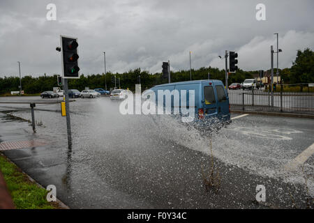 Devon, UK, le 23 août, 2015. Voiture conduit par l'eau d'inondation à côté du Met Office du Royaume-Uni Crédit : Thomas Owen-Heywood/Alamy Live News Banque D'Images