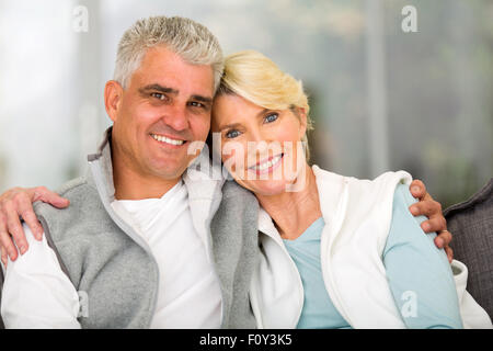Portrait of happy young couple relaxing at home Banque D'Images