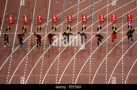 Beijing, Chine. Août 23, 2015. Sprinters commencer au cours de la le 100 m finale au Championnat du Monde de l'IAAF de 2015 à Beijing, capitale de Chine, le 23 août 2015. Source : Xinhua/Alamy Live News Banque D'Images
