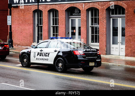 Voiture de police passant Wayne Cottrell & Co l'entrepôt, 117 South 14th Street, Richmond, Virginia Banque D'Images