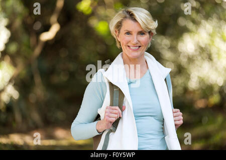 Smiling middle aged female hiker dans Mountain Valley Banque D'Images