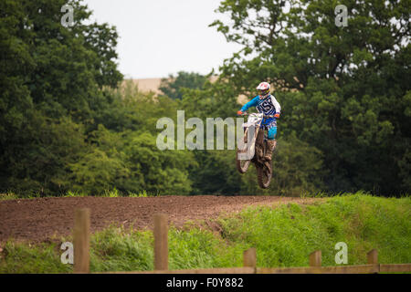 Les motocyclistes pratiquant sur une piste de motocross à Littlehampton uk Banque D'Images