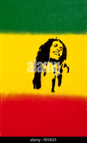 Art pochoir de Bob Marley sur le rouge, jaune et vert de Cardiff au Pays de Galles du Sud drapeau UK Banque D'Images