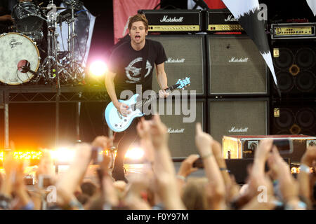 La ville de New York. Août 21, 2015. Luke Hemmings de 5 secondes de l'été joue sur ABC "Good Morning America" à Rumsey Playfield, Central Park le 21 août 2015 dans la ville de New York. © dpa/Alamy Live News Banque D'Images