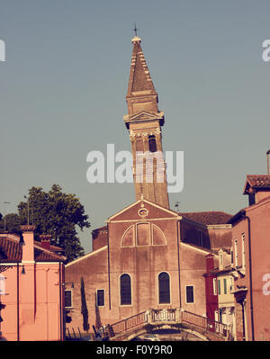 Église de San Martino avec son célèbre campanile Burano Lagune de Venise Vénétie Italie Europe Banque D'Images