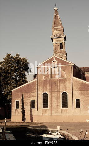 Église de San Martino avec son célèbre campanile Burano Lagune de Venise Vénétie Italie Europe Banque D'Images