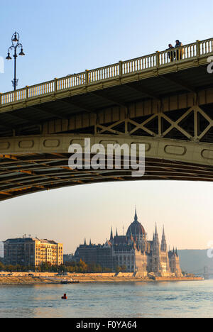 Vue de la Maison du Parlement de l'île Margaret, Budapest, Hongrie Banque D'Images