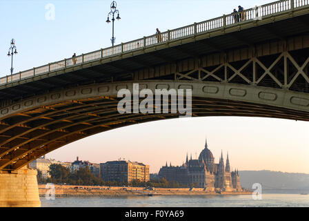 Vue de la Maison du Parlement de l'île Margaret, Budapest, Hongrie Banque D'Images