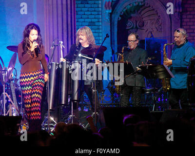 Budapest, Hongrie. Août 21, 2015. Musicien et compositeur Leslie Mandoki (2-L) joue sur la scène à côté d'artistes internationaux, y compris la chanteuse pop danoise aura Dione et John Helliwell (2-R), co-fondateur de groupe de rock britannique Supertramp et le saxophoniste, au cours de la concert en plein air, andoki "Soulmates" à Budapest, Hongrie, 21 août 2015. Mandoki ont fui la Hongrie socialiste d'alors de commencer une nouvelle vie en Allemagne il y a 40 ans, le 21 août 1975. Photo : Ursula Dueren/dpa/Alamy Live News Banque D'Images