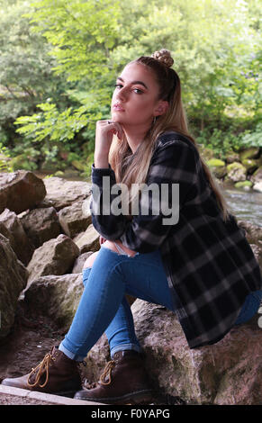 Teenage girl avec septum en nez à la dur Banque D'Images