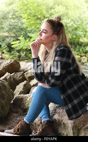 Adolescente difficile dans une localisation urbaine portant un septum dans son nez. Banque D'Images