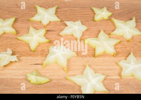 - Starfruits Carambolas on a wooden surface Banque D'Images