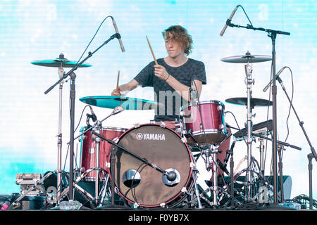 Wantagh, New York, USA. Août 23, 2015. Le batteur RICHIE MUNRO de contrôleur de la circulation aérienne se produit sur scène à l'inaugural Billboard Hot 100 music festival à la Nikon at Jones Beach Theater à Wantagh, New York Crédit : Daniel DeSlover/ZUMA/Alamy Fil Live News Banque D'Images