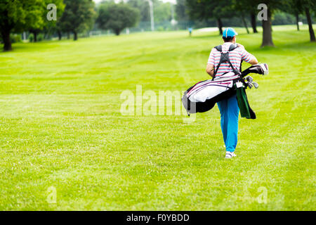 Équipements en portant son golfeur sur une belle journée ensoleillée Banque D'Images