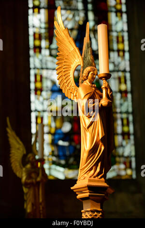 Angel candle holder en face de vitrail, Cathédrale, St Albans, Hertfordshire, Royaume-Uni Banque D'Images