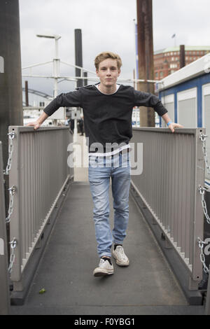 Les candidats au Prix 2015 Talents NDR sur une excursion en bateau à Barkassen Meyer comprend : Louis Hofmann Où : Hambourg, Allemagne Quand : 22 Oct 2015 Banque D'Images