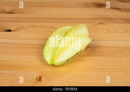 - Starfruits Carambolas on a wooden surface Banque D'Images