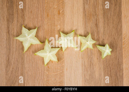 - Starfruits Carambolas on a wooden surface Banque D'Images