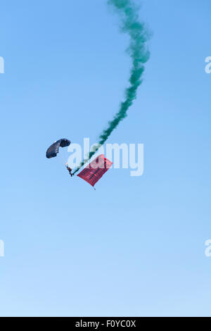 Bournemouth, Dorset, England UK. 21 août 2015. L'Équipe de parachutisme en chute libre de tigres effectuer à Bournemouth Air Festival 2015 Credit : Carolyn Jenkins/Alamy Live News Banque D'Images