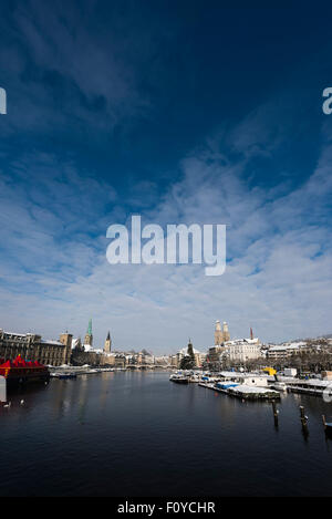 Vue panoramique de la vieille ville de Zurich au cours de l'hiver, à l'aval de la rivière Limmat. Banque D'Images