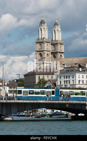 Vue panoramique sur Zurich, vu du lac, avec Grossmunster à l'arrière et une "tram" le tramway passant Quai-pont. Banque D'Images