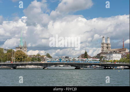 Vue panoramique sur Zurich, vu du lac, avec un "tram" tramway passant le quai-pont entre Bellevue et Buerkliplatz. Banque D'Images