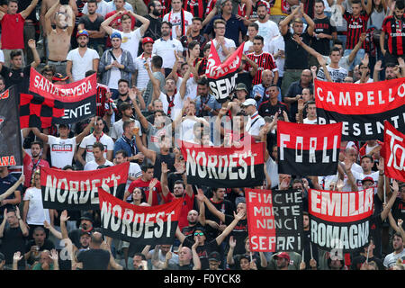 Florence, Italie. Août 23, 2015. Fans de Milan au cours de la Serie A italienne match de football entre la ACF Fiorentina v AC Milan le 23 août 2015 au Stade Franchi à Florence, Italie. Credit : Andrea Spinelli/Alamy Live News Banque D'Images