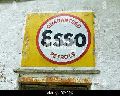 Esso Vintage signe sur mur extérieur UK Banque D'Images