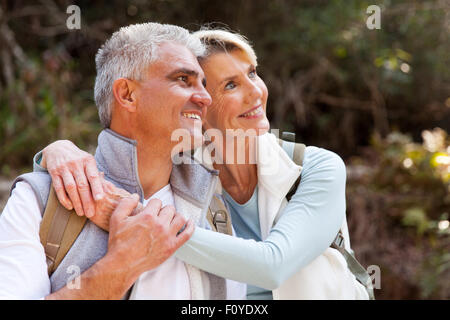 Joli couple daydreaming in forest Banque D'Images