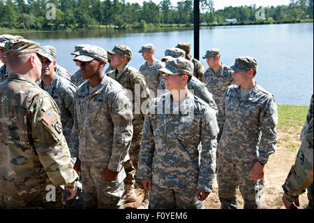 Chef de l'armée américaine, le général Mark A. Milley parle aux soldats lors d'une cérémonie en tant que capitaine Kristen Griest ressemble le 21 août 2015 à Fort Benning, en Géorgie. Griest et autre soldat 1er lieutenant Shaye Haver est devenue la première femme à terminer le 61-day-long cours Ranger considéré comme l'un des plus intenses et exigeantes dans l'armée. Banque D'Images