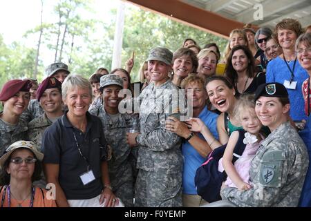 1er lieutenant de l'armée américaine Shaye Haver, centre, pose pour des photos avec des anciens de West Point après être devenue la première femme diplômée de l'école des gardes de l'armée, le 21 août 2015 à Fort Benning, en Géorgie. Banque D'Images