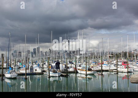 Boats docked in harbour sous un ciel gris à Auckland, Nouvelle-Zélande Banque D'Images