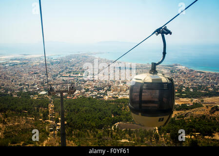 Paysage de Trapani ville du téléphérique d'Erice. Téléphériques montée vers le village d'Erice. Banque D'Images