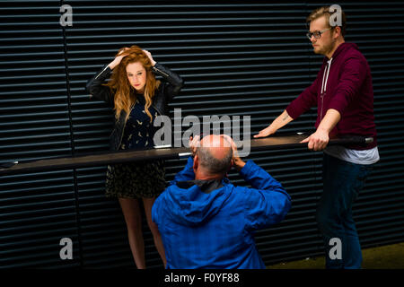 Une jeune Rousse aux cheveux rouge ginger haired woman girl photographiée par un photographe sur un amatuet la photographie de portrait atelier classe leçon UK Banque D'Images